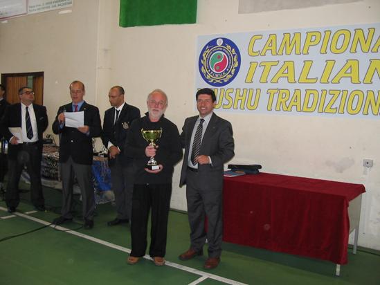 Il Maestro Enrico Colmi , responsasabile tecnico della Società, riceve la Coppa come società terza classificata negli Stili Tradizionali Interni